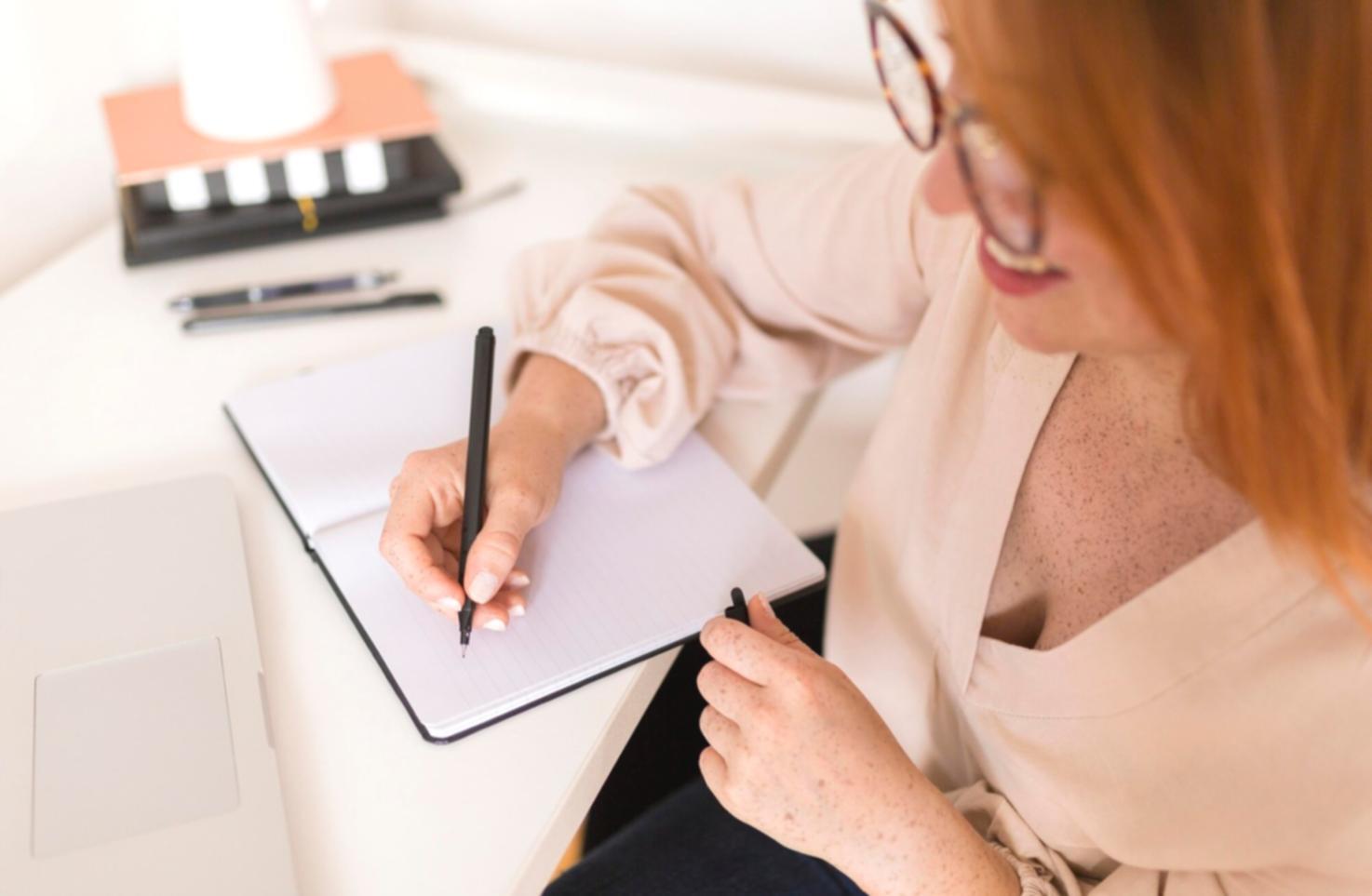 Arbeitsplatz mit Finanzplanungsunterlagen und Notizen