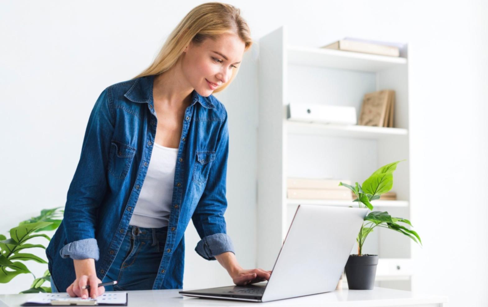 Modernes Büro mit Blick auf Finanzberichte und Geschäftsunterlagen