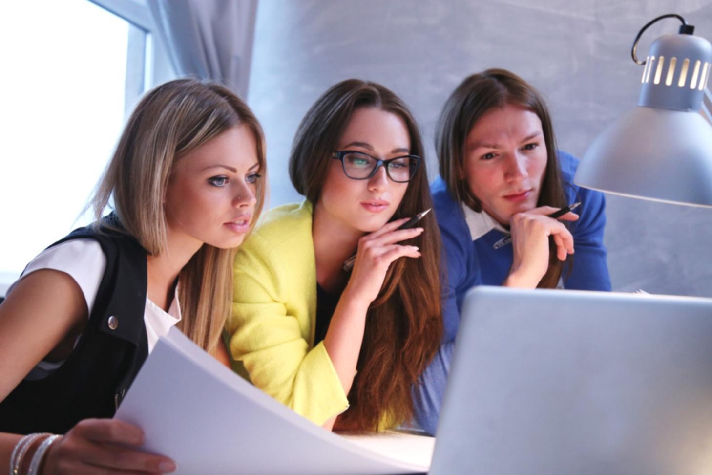 Teamarbeit bei der Entwicklung von Finanzschulungen
